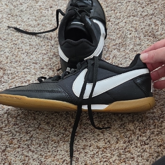 Nike Men's Black and White Indoor Soccer or Futsal Shoes with Tan Sole Size 6 - Picture 8 of 13